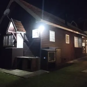 Chale De Madeira - Lareira E Fogueira---lindo Gramado Com Mesa Cafe Da Manha, Churrasqueira E Fogueira Campos do Jordão